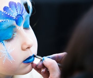 Elsa schminken in nur 4 Schritten: Das schönste Eisköniginnen-Make-up für Kinder